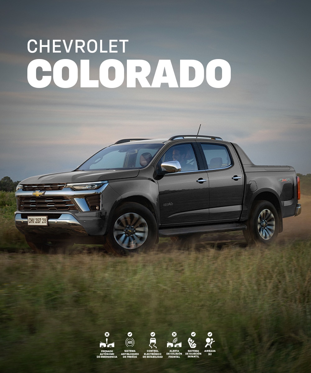 Camioneta Chevrolet Colorado 4x4 negra conduciendo en terreno off road