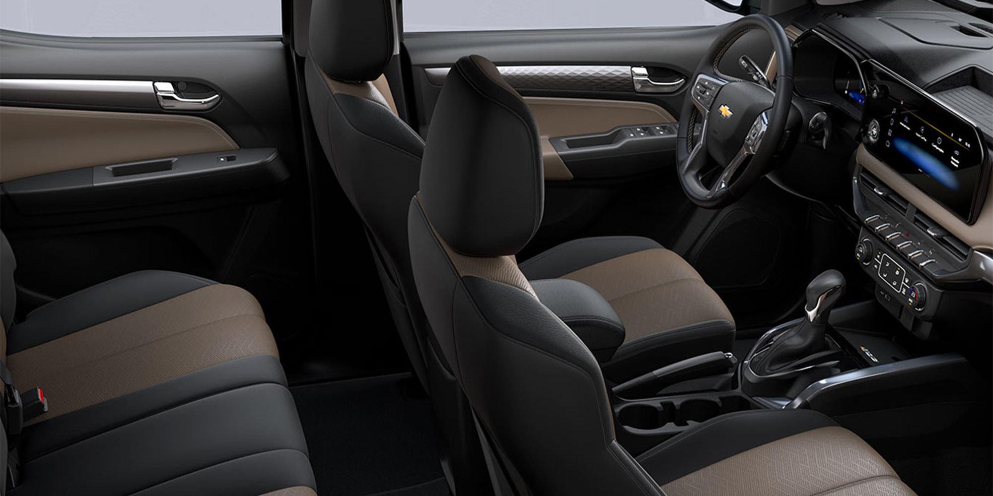 Interior negro y café de la Chevrolet Colorado con detalles de cabina y panel frontal
