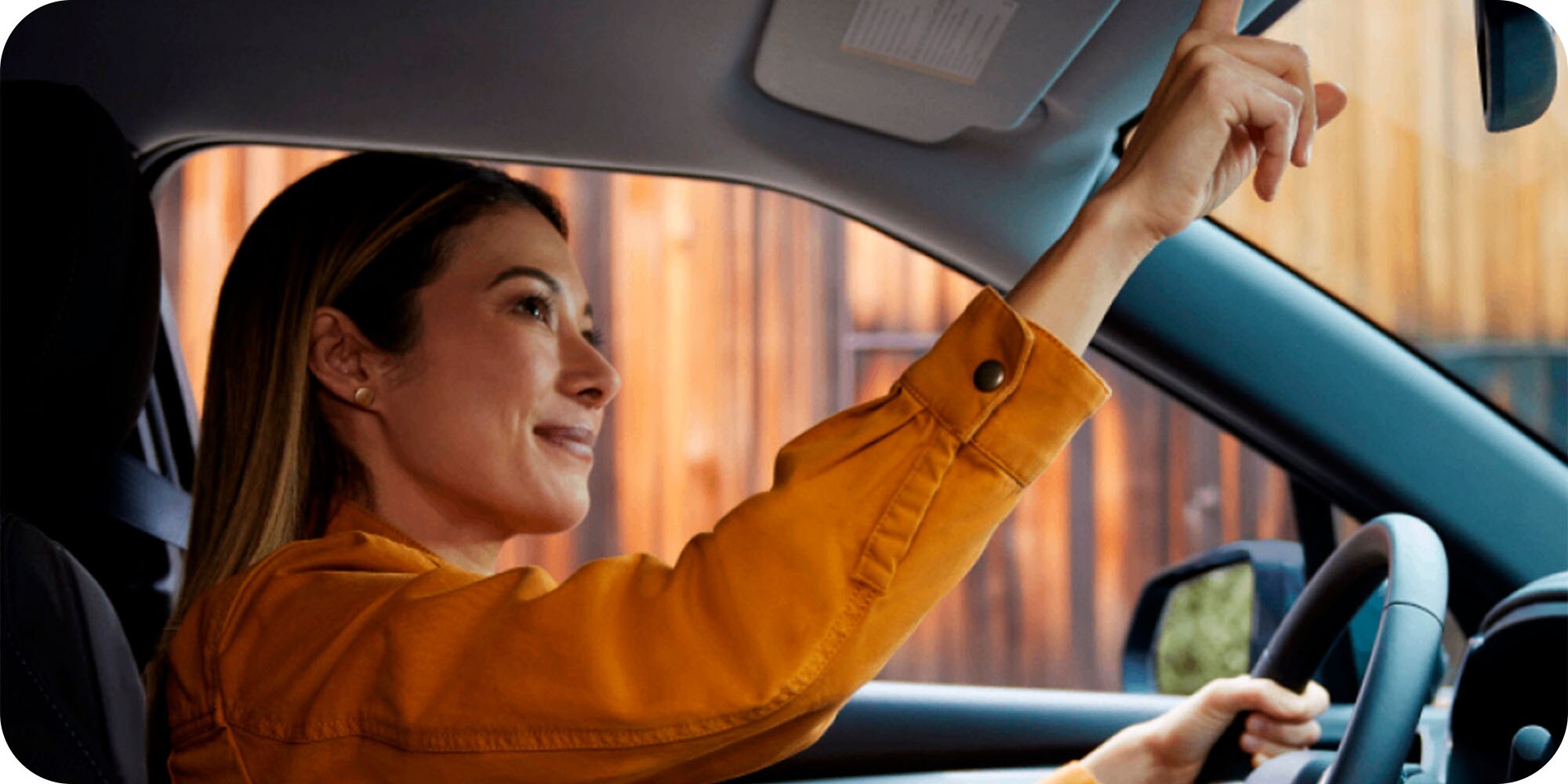Conductora utilizando tecnología OnStar y conectividad del vehículo